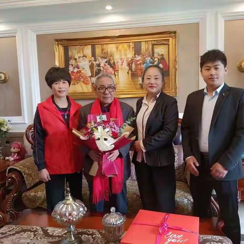水泊街道联合德馨润华物业重阳节慰问老人活动