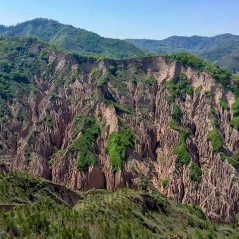 登上柴家山，走进吕二沟，实地探访天水土林奇观！