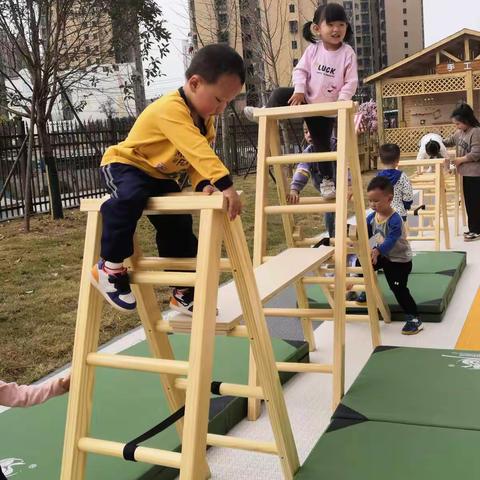 东方明珠公办幼儿园托班快乐的一天