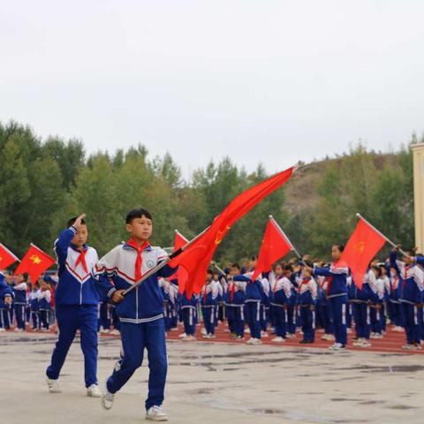 索伦小学迎国庆“民族团结一家亲，同心共筑中国梦”主题大队会