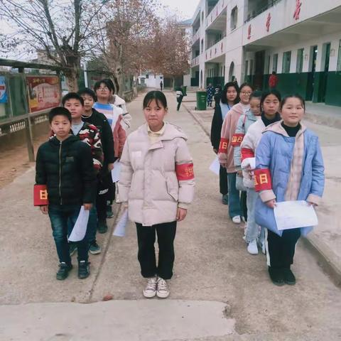 石镇中学学生自主管理在行动。久旱逢雨，空气清新，今天早上8点整，学生会干部整装待发。