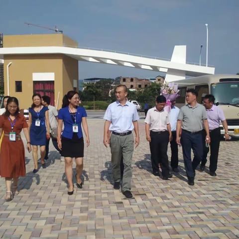 情系教师节 慰问暖人心 ——市领导到紫薇小学慰问报道