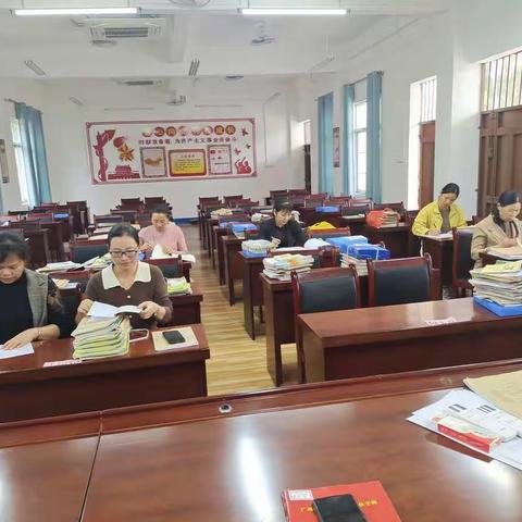 抓常规促教学——亚山镇四维村小学开展作业教案常规检查活动