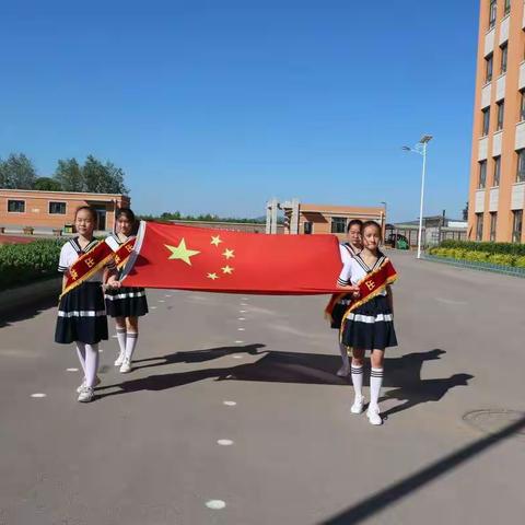 防疫抗疫，我们不松懈；复学复课，我们在一起——长江路小学复学首次升旗仪式