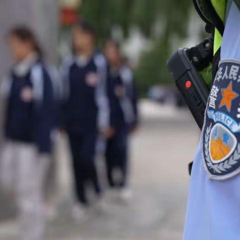 站好护学岗，护航平安路——静宁县公安局甘沟派出所联合学生家长、老师和“红袖标”治安志愿者组成“警校家”护学岗