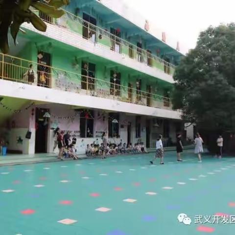 开发区中心幼儿园大班毕业典礼邀请函