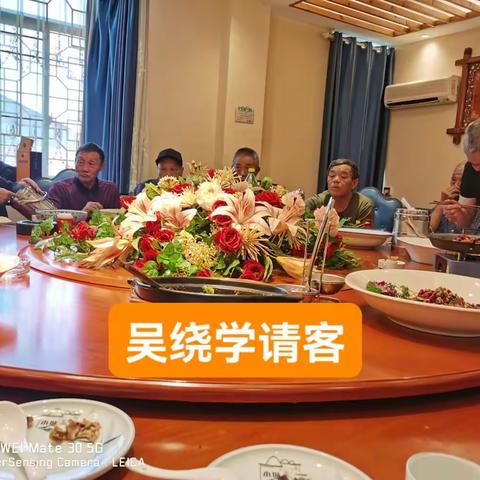 十八穿军装，千里征程远。战友来四方，扎营一茅房。转眼半世纪，复聚文市港。满座古稀翁，把茶话沧桑。