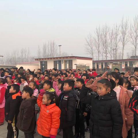 苏庄小学举行“升国旗.唱国歌.上党课”主题活动