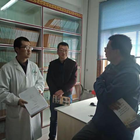 今日市人大调研组视察坚木克尔社区卫生服务中心各项工作。