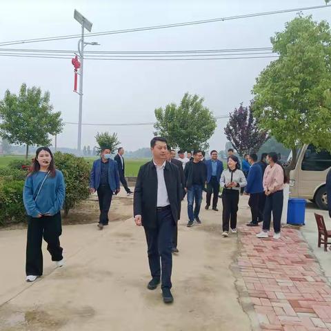 县政府副县长甘尚昆带领县美丽家园创建工作观摩组一行到李集乡观摩指导