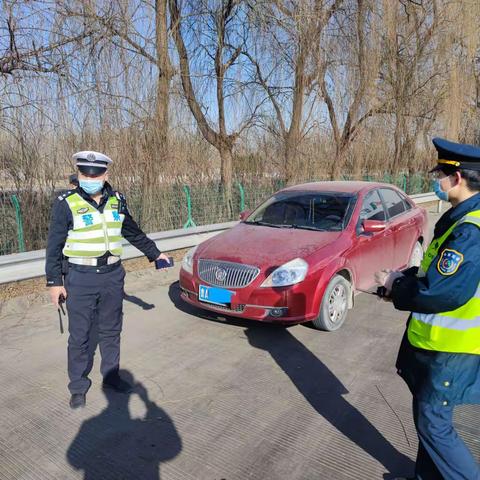 高速交警周末持续整治重点车辆