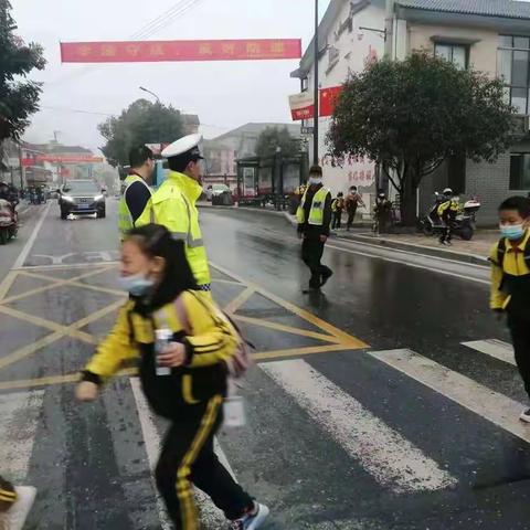 家长轮岗，美丽守护 —— 板桥小学五（2）班家长爱心岗活动
