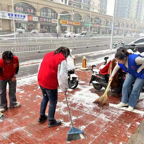 上庄镇上兴社区清理路面积雪，为居民出行保驾护航