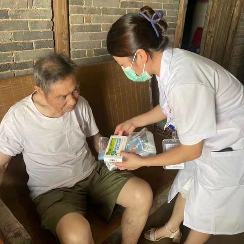 圩上桥镇卫生院：盛夏送医   情系老兵