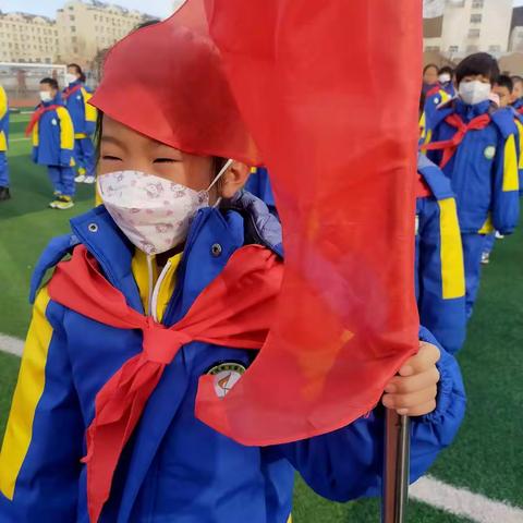 鲜艳红领巾  书写新篇章