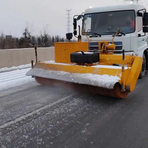 昼夜鏖战除冰雪   持续坚守保畅通