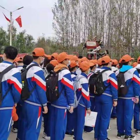 “少年的肩应担草长莺飞和清风明月，”亦应担天下家国和万里河山。——记昌黎三中八年级一班研学旅行