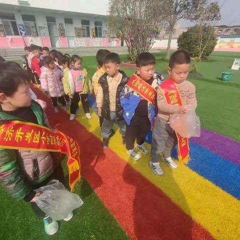 凤阳经开区小学附属幼儿园“小小雷锋在行动”捡拾垃圾社会实践活动