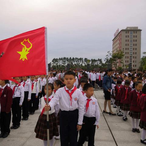 学会感恩，阳光成长。感恩不需要惊天动地‎，只需要你发‎自内心的一句‎问候，一声呼‎唤，一丝感‎慨。足矣。‎