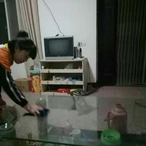 老师和学生在一起劳动