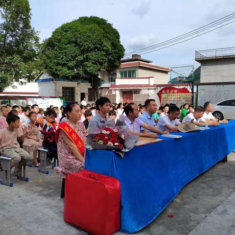 30年芳华              铸桃李满园                 今朝光荣退休