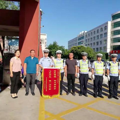 【河北创城•常态创建】财神庙街小学举行慰问交警活动