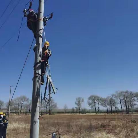 夯实电力设备基础进行时—大板水电车间更换变压器