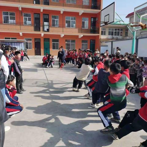 “温馨三月天，浓情女神节”——五龙镇西蒋小学拔河比赛