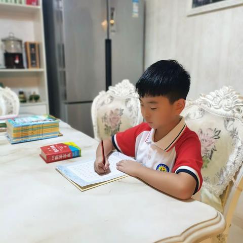 我是池阳小学一年级1班潘俊程，我正在参加池阳小学“童心向党，礼赞百年”主题微实践“写一写”活动。