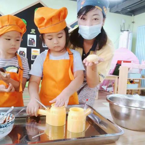 中秋佳节，初新幼儿园小朋友自己动手制作月饼