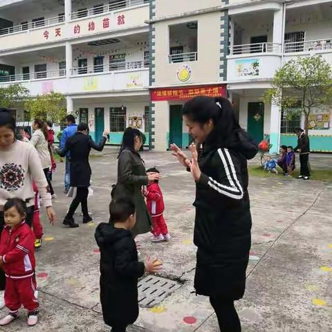 安远县版石中心幼儿园小班亲子活动“浓情脐橙节，悠悠亲子情。”