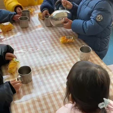 自主用餐，爱上吃饭——罗桥镇实验幼儿园凤谷分园小二班，好习惯养成记！