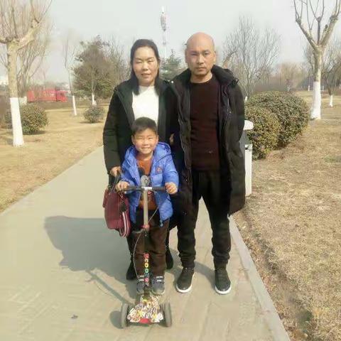 幸福的一家人，瞧这一家四口，爸爸、妈妈、儿子、女儿。