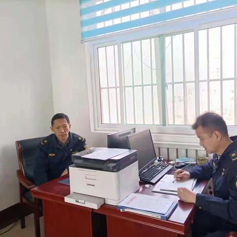 龙山中队传达区局疫情防控会议精神，严格做好防控工作