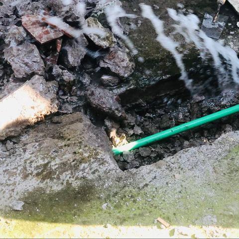 自来水管道破裂