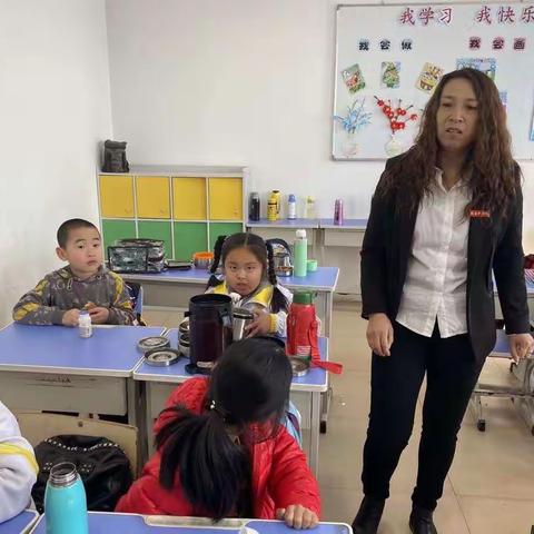 小小饭盒盛着满满的爱——白奎中心小学校食品安全常抓不懈