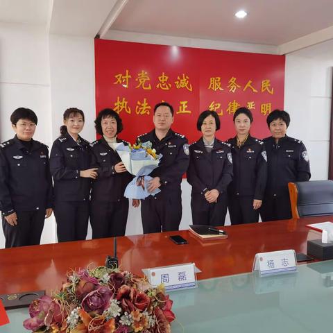 温馨惜别 ❤️ 真情相送﻿ ——成丰桥派出所全体民警与离任所长杨志合影留念