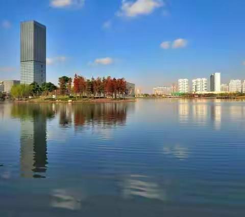 今天有幸看天气非常好，沿着远香湖绕了一圈，一路拍大剧院的美丽风景。