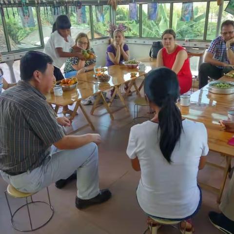 挪威欣康总公司、州妇女儿童中心、县妇联、镇妇联领导及工作人员来到南朗河龙竹蓬儿童之家座谈