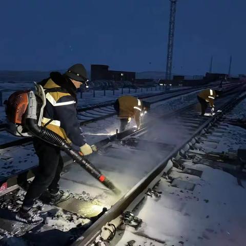 披星戴月忙清雪     除雪铲冰保畅通