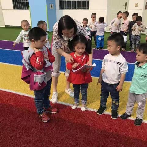 宝贝们在为六一表演做准备……