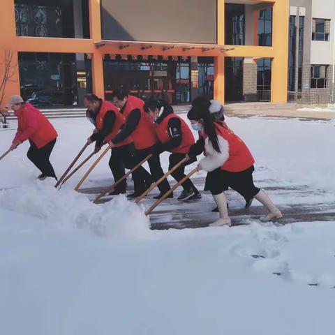 安国市实验小学组织开展“校园扫雪”党员活动日实践活动