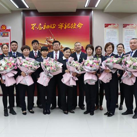 热烈祝贺邯钢支行三季度末储蓄存款突破5亿元——市行张建军副行长到邯钢支行慰问干部员工