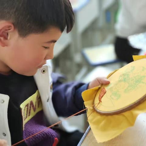 洛阳伊河学校高年级情针意线社团——《向日葵》