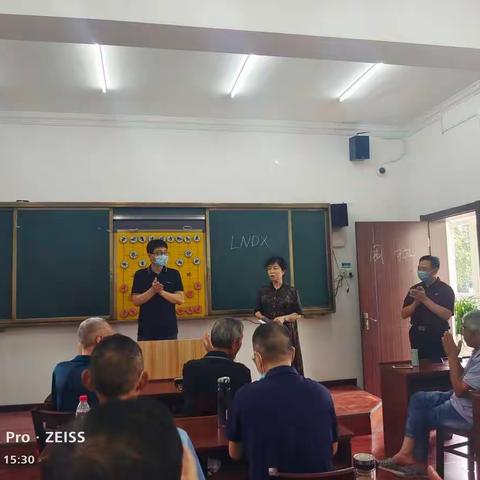 襄阳市老年大学相棋一年级今天开课了。马永平老师组织同学们按照7+x议程，认真学习行为准则。耐心授课！