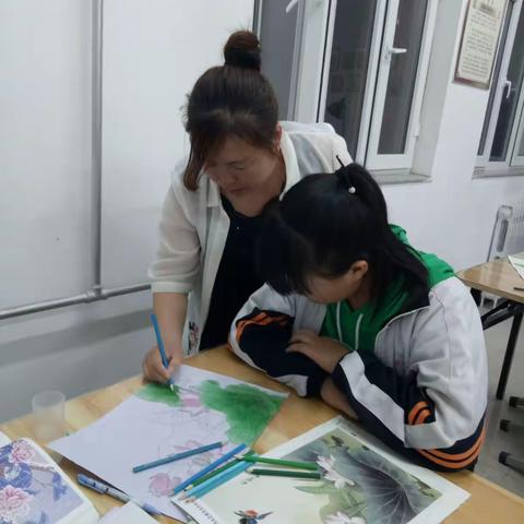 画笔描绘美好未来，色彩绘就壮丽人生。