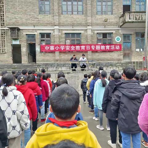 为学生送上“安全大礼包”