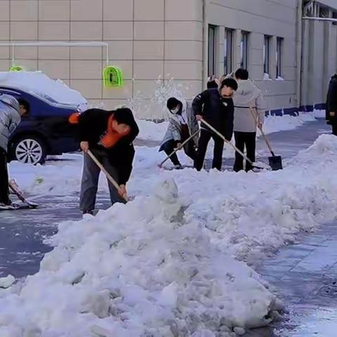 初雪是景，除雪是情，下雪很冷，扫雪很暖!