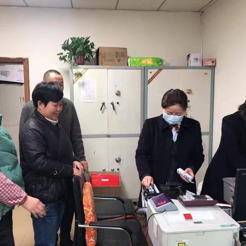 渭城农商银行开展现金服务志愿者活动
