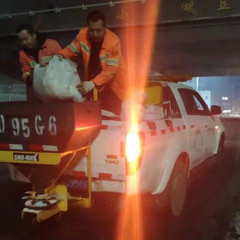 环卫不眠夜 除雪保畅通